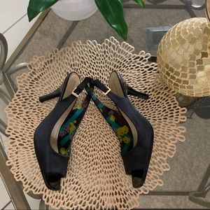 Black heels, slightly used